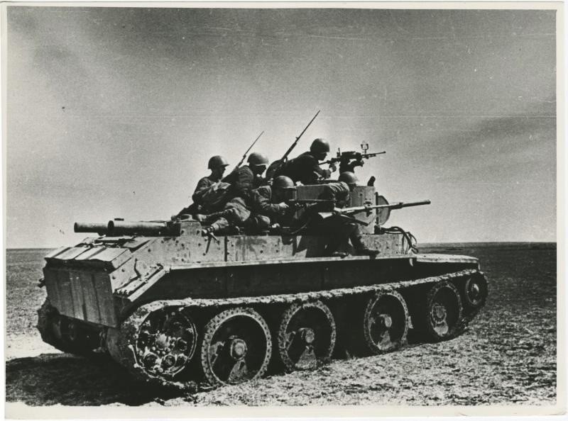 Pehota na tanku BT-7