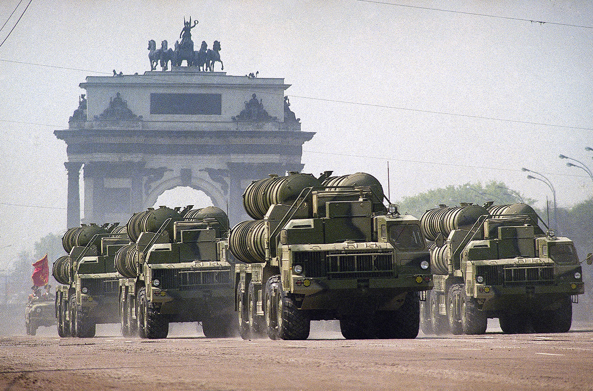 Camiones militares con misiles antiaéreos S-300 desfilan junto al Arco del Triunfo de Moscú el martes 9 de mayo de 1995.