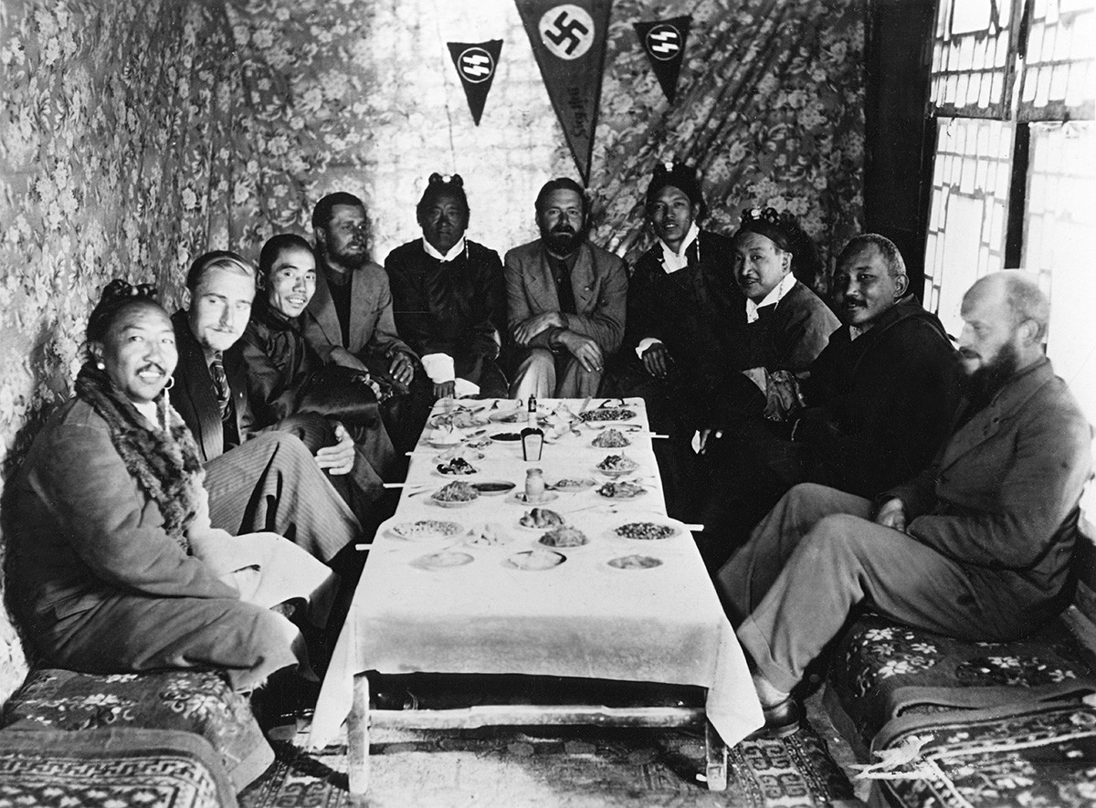 Тибетска експедиција на СС „Аненербе“, Ласа 1939 година. Зоологот Ернст Шефер (1912-1992), раководител на експедицијата (во средината), археолозите Бруно Негер и Едмунд Гер (лево) и Карл Винерт (десно) со Тибеќанци.