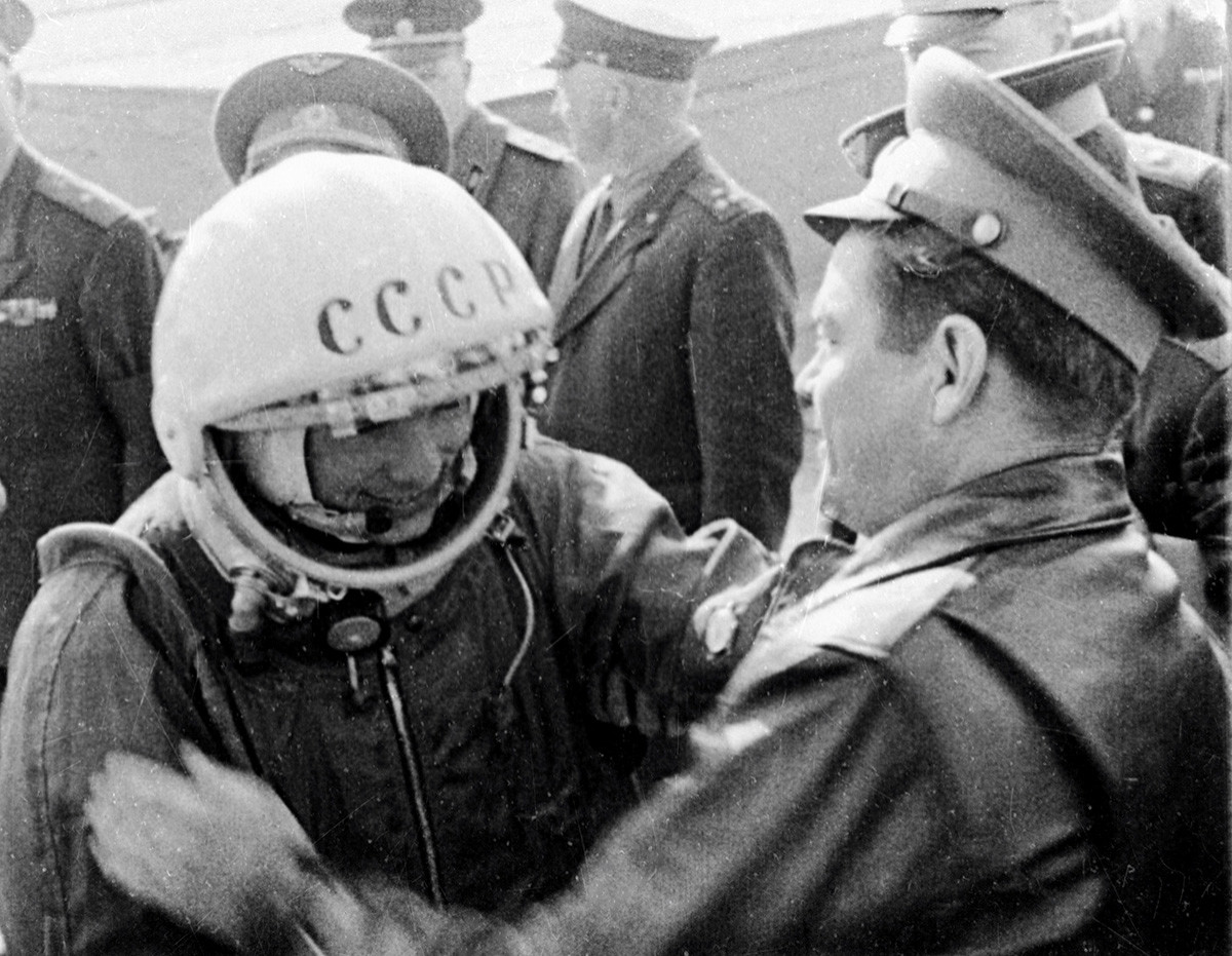 Yuri Gagarin se despide de sus amigos antes de su vuelo al espacio