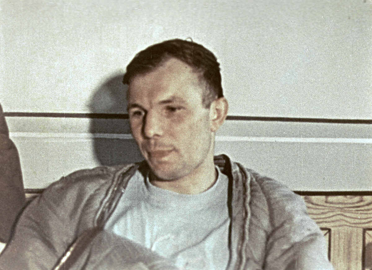 Yuri Gagarin después del aterrizaje de la nave espacial 