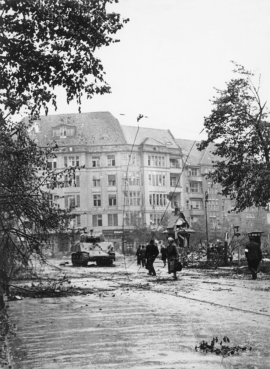 Втора светска војна, Германија, Битката за Берлин. Советската војска го зазеде плоштадот Софија-Шарлота во Шарлотенбург (тенкот „Шерман“ кој го користеше советската армија, 29.4.1945