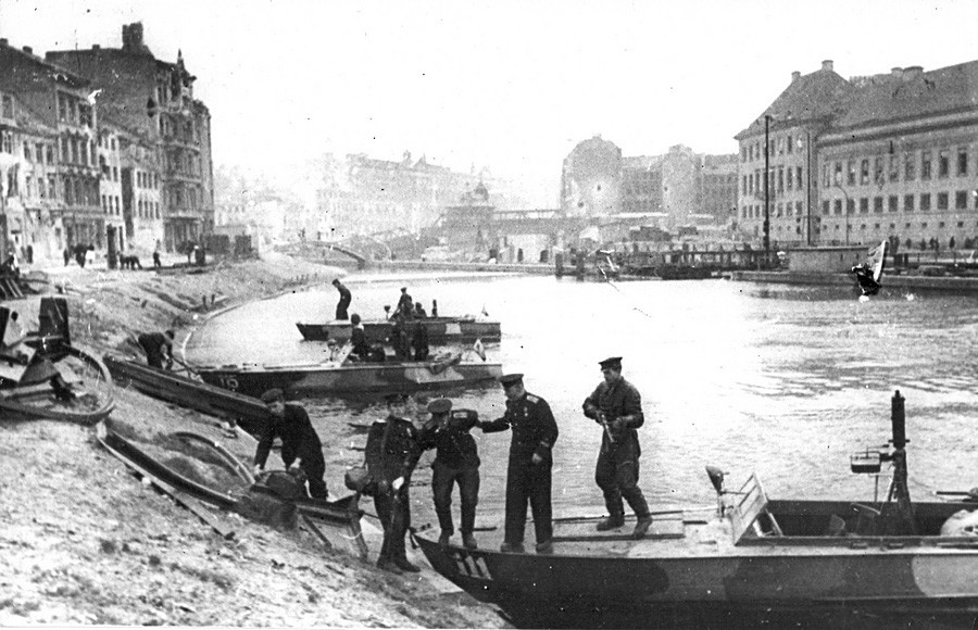 Днепарската воена флотила. Полуглисери на реката Шпре. Април, 1945 година.