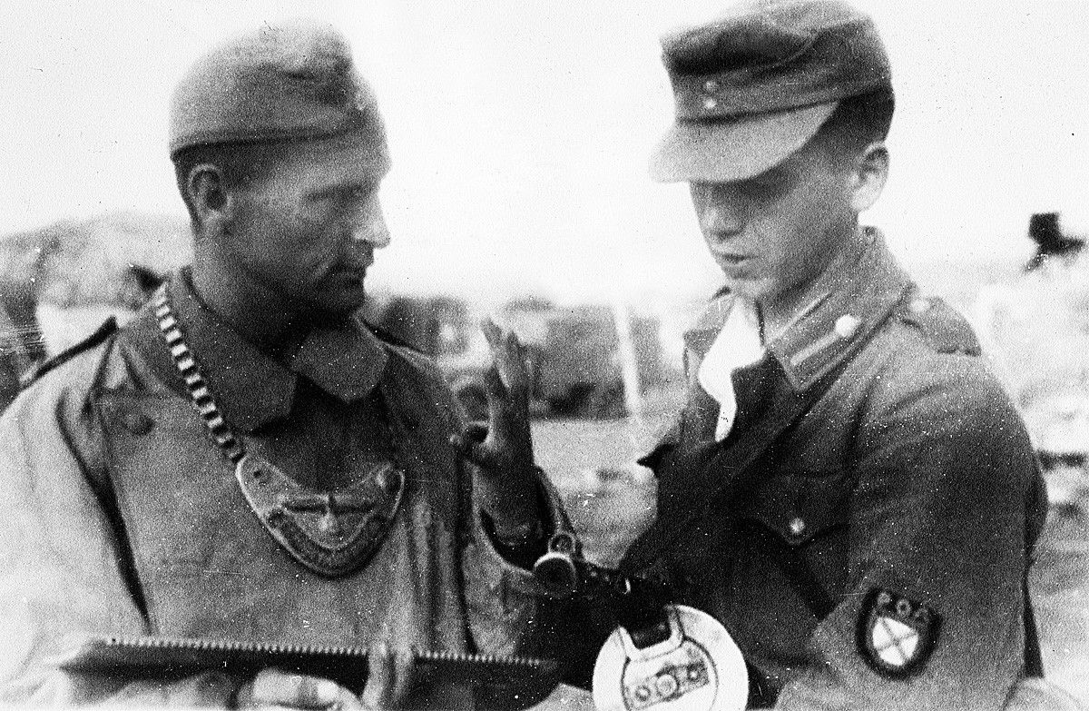 Soldado alemán hablando con un miembro del ROA del general Vlásov. 