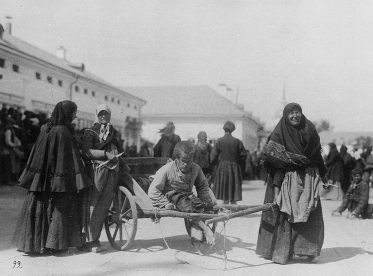 In der Nähe des Sarov-Klosters: Eine Bäuerin schleppt ihren behinderten Sohn, 1903 