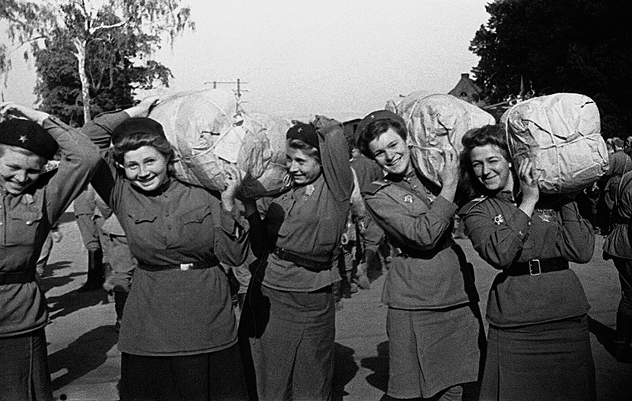 Демобилизованные девушки-военнослужащие отправляются на Родину первым эшелоном  