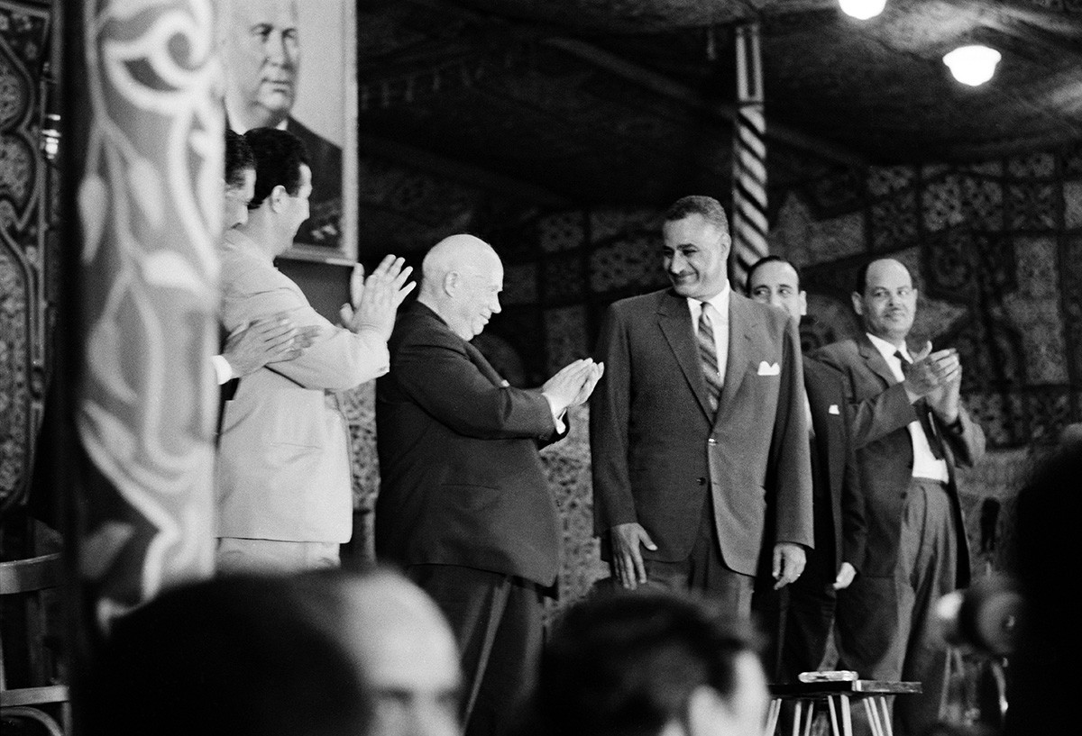 El líder soviético Nikita Jrushchov (segundo por la derecha) con el lider argelino Ahmed Ben Bella (segundo por la izquierda) y el presidente egipcio Gamal Abdel Nasser (derecha) durante una visita a El Cairo (Egipto), 1964.