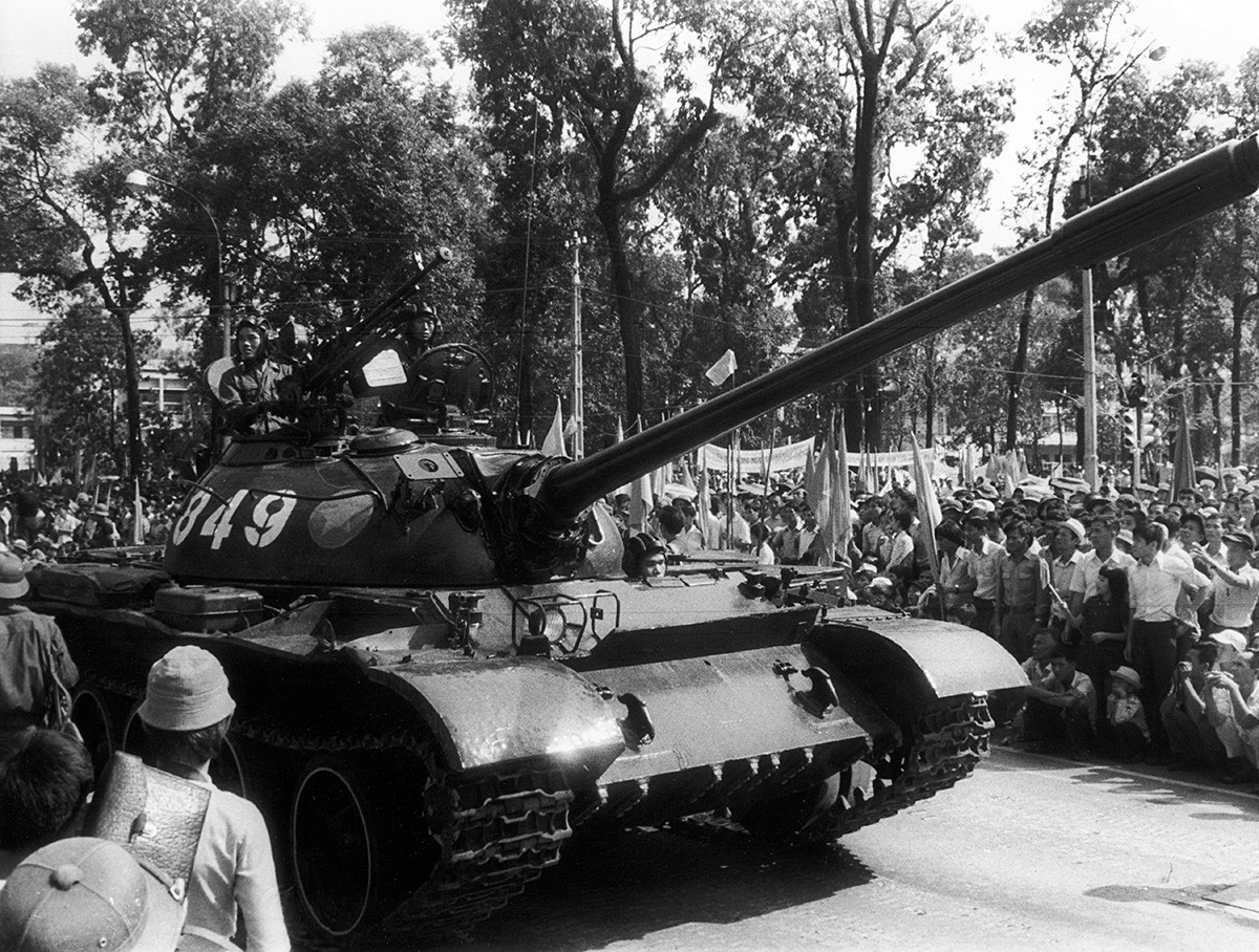 Desfile de la victoria en Saigón, Vietnam en 1975