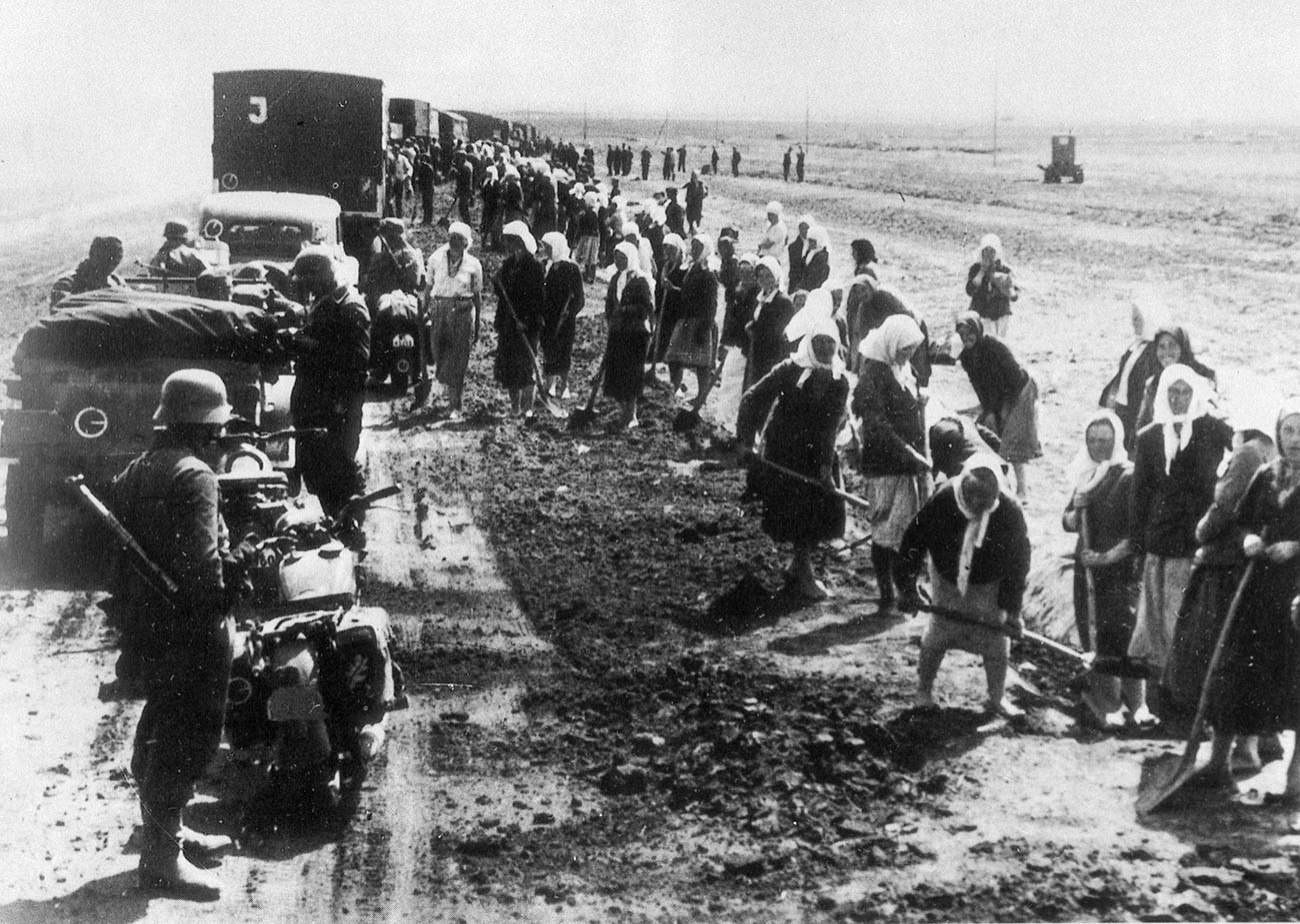 Sovjetski građani za vrijeme radova na cesti pod nadzorom njemačkih vojnika.


