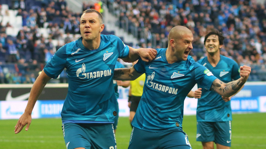 Pemain klub sepak bola Zenit Artem Dzyuba dan Yaroslav Rakitsky selama pertandingan Liga Premier Rusia.