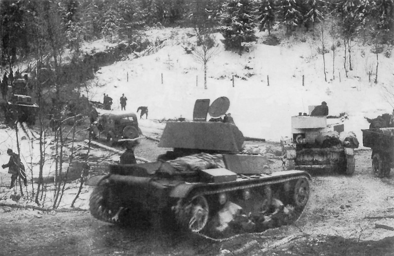 Лесен тенк Т-26 и ГАЗ-А камиони на советската 7 армија на Карелијската превлака, декември 1939 година.