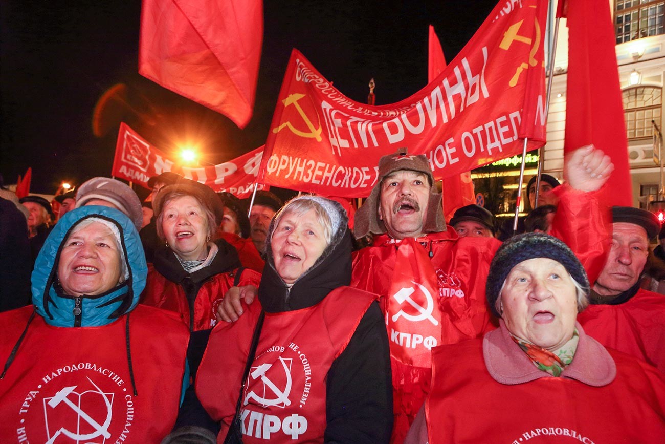 Demonstration der Anhänger der KPRF zu Ehren des 100. Jahrestages der Oktoberrevolution in St. Petersburg.