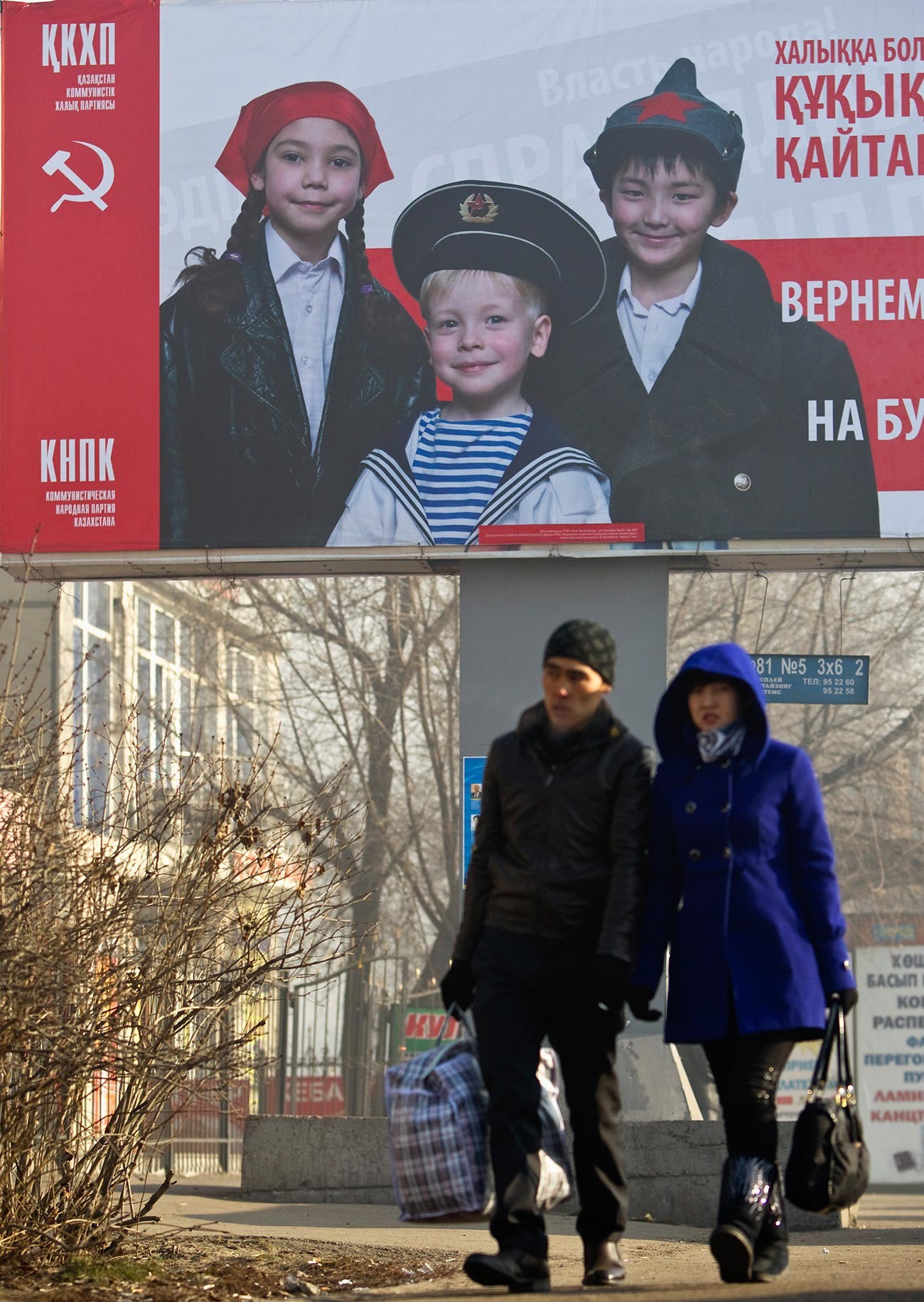 Ein Wahlplakat der Kommunistischen Volkspartei von Kasachstan