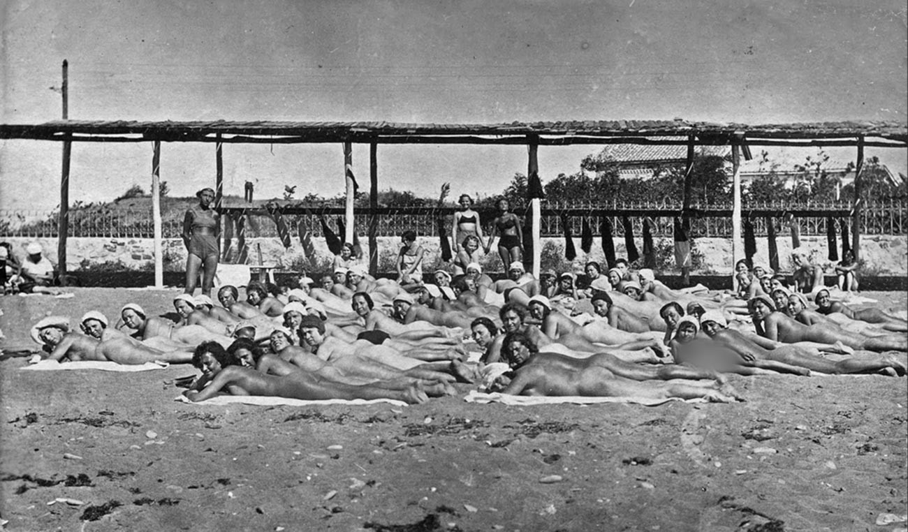 Sunčanje u krimskom ljetovalištu, 1933.

