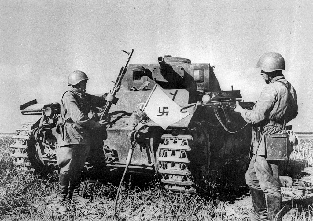 Tentara Soviet di sebelah tank Jerman yang rusak, Mogilev, 1941.