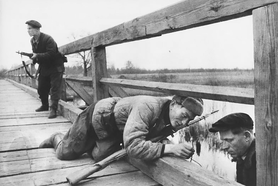 Partisan Belarus meledakkan sebuah jembatan, 1943.