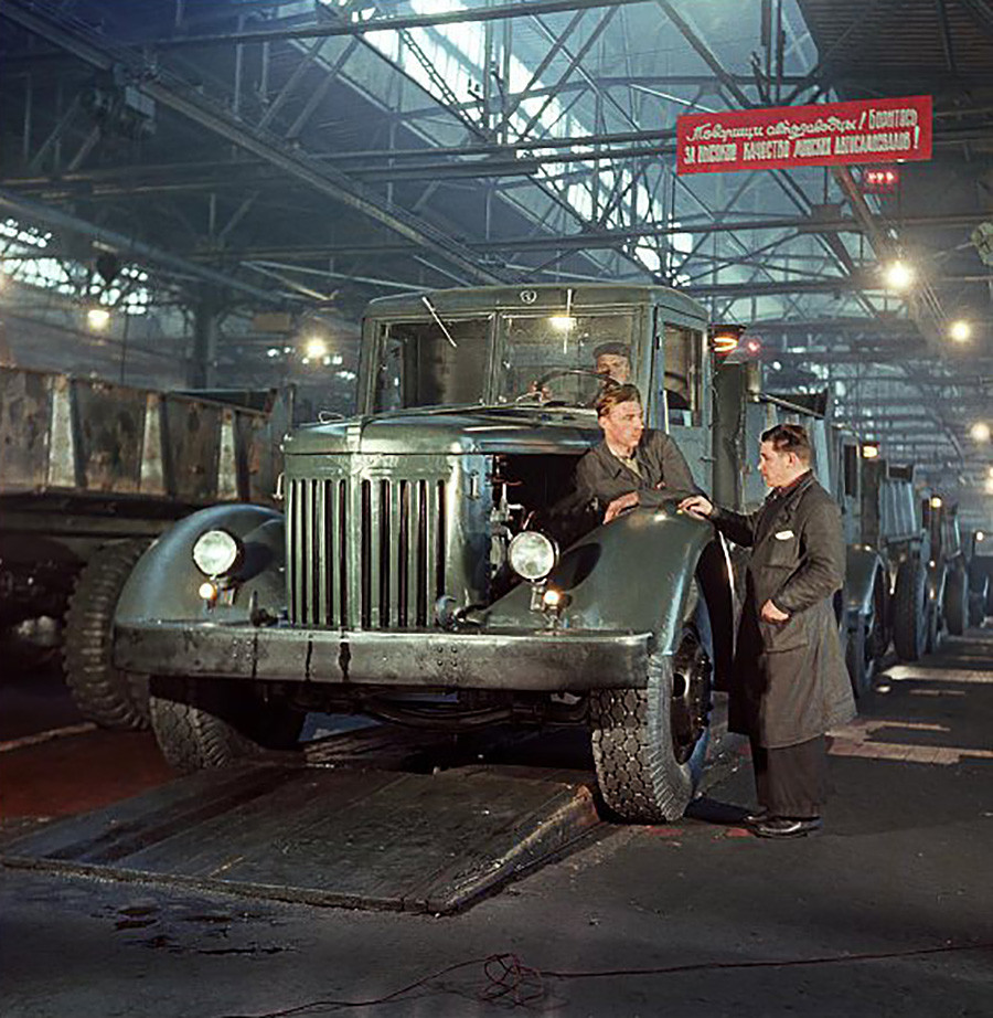 Truk sampah di konveyor Pabrik Otomotif Minsk, 1953.