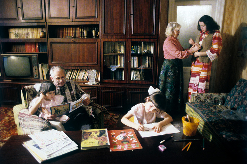 Suasana di apartemen seorang wanita Belarus yang dipekerjakan di Pabrik Traktor Minsk, 1982.