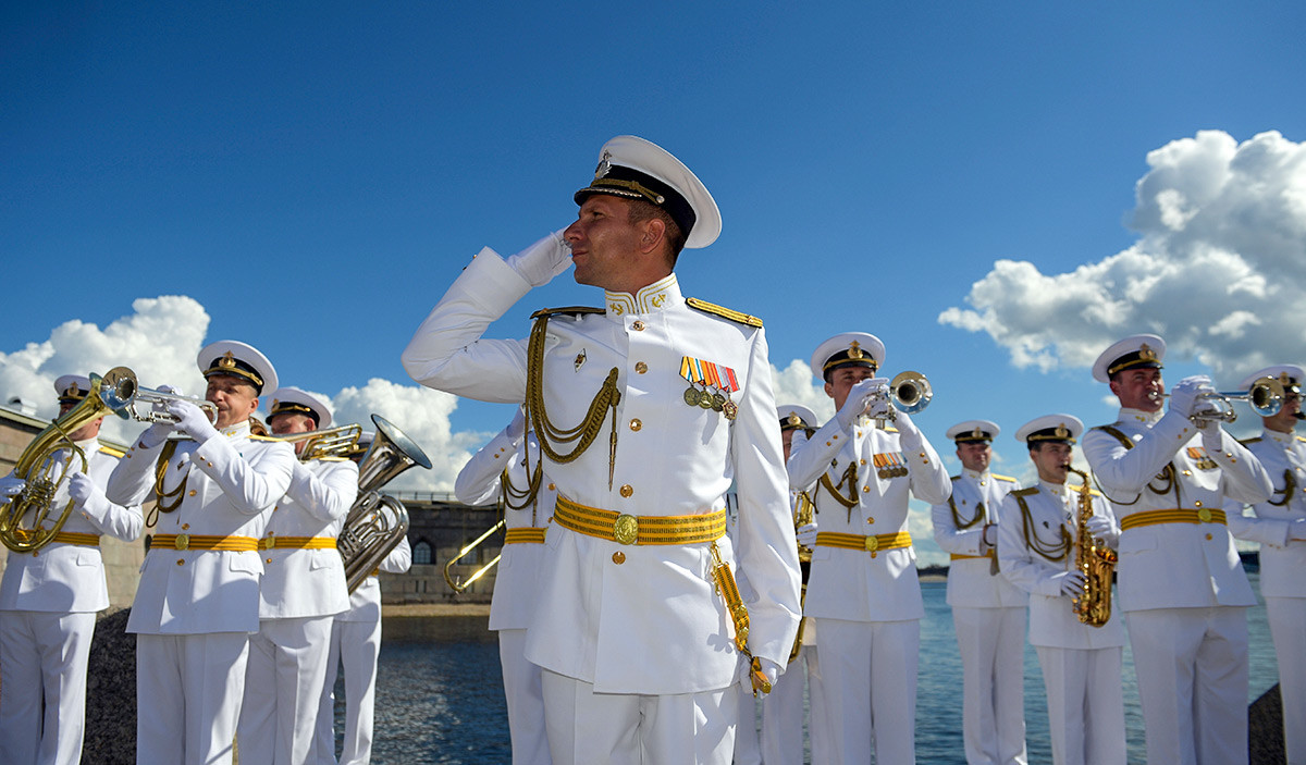 46隻の艦船と潜水艦、41機の飛行機、4000人の軍人が参加する最も壮大かつ見事なパレードがロシアの北の都サンクトペテルブルクで開催された