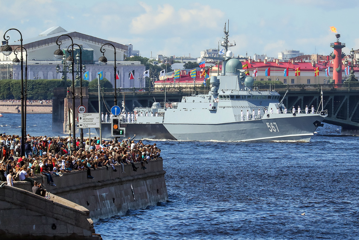 海軍の日のネヴァ川でのパレードに参加するコルベット艦ムィチシチ