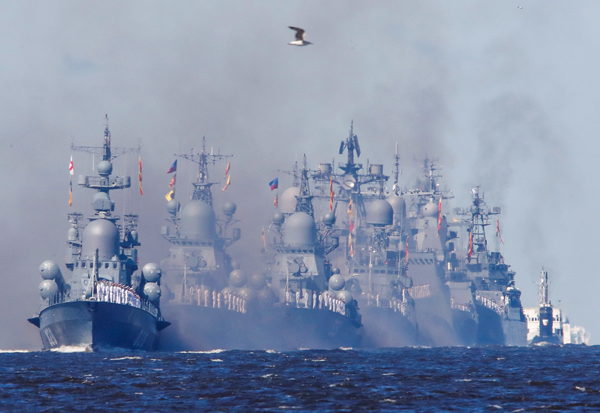 サンクトペテルブルク近郊のクロンシュタットで煙の中を通って海軍基地へと向かう戦艦