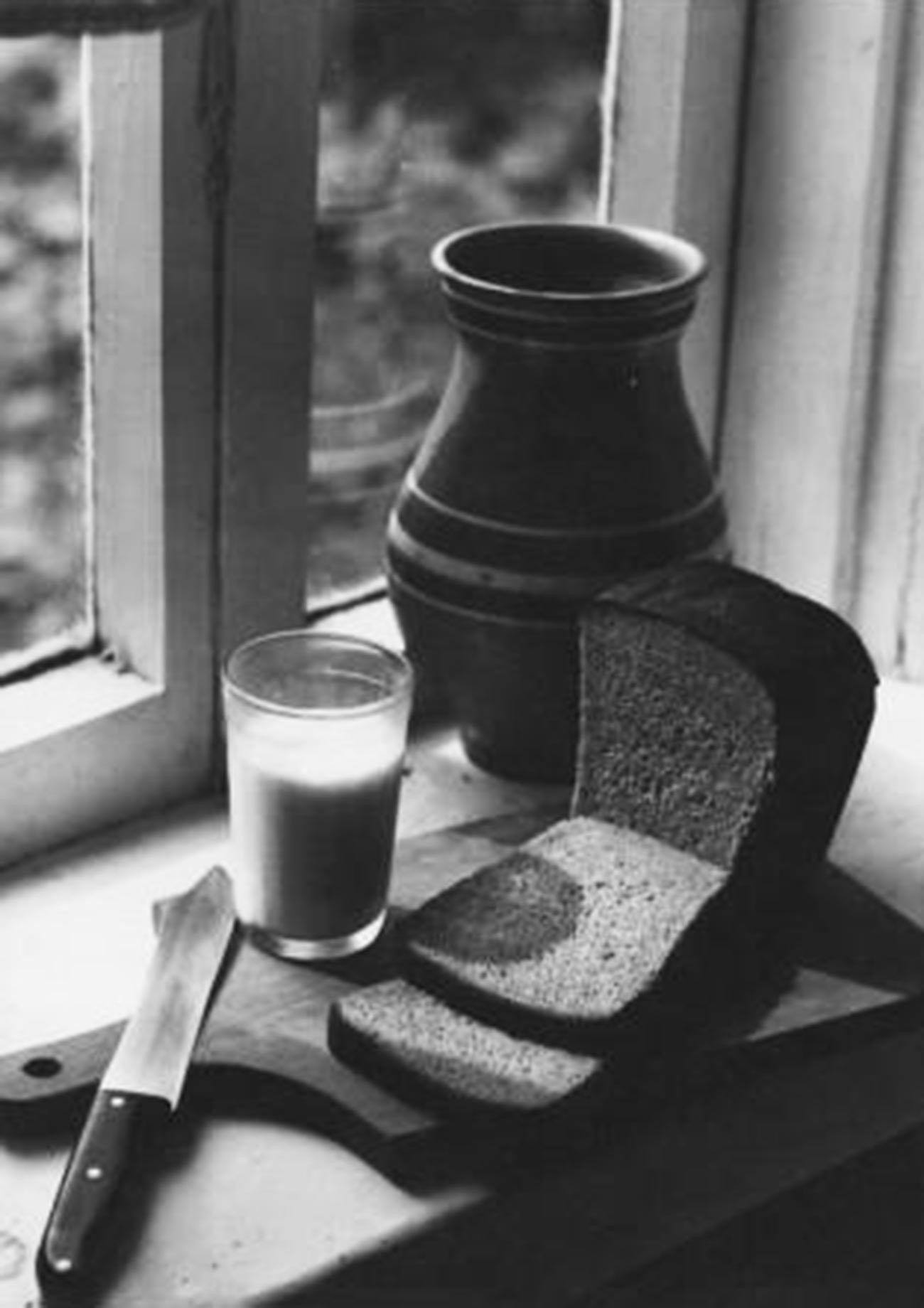 ‘Desayuno’. Leche en una olla de cerámica y pan negro, dos cosas que añoraban los rusos que vivían en el extranjero (1978).
