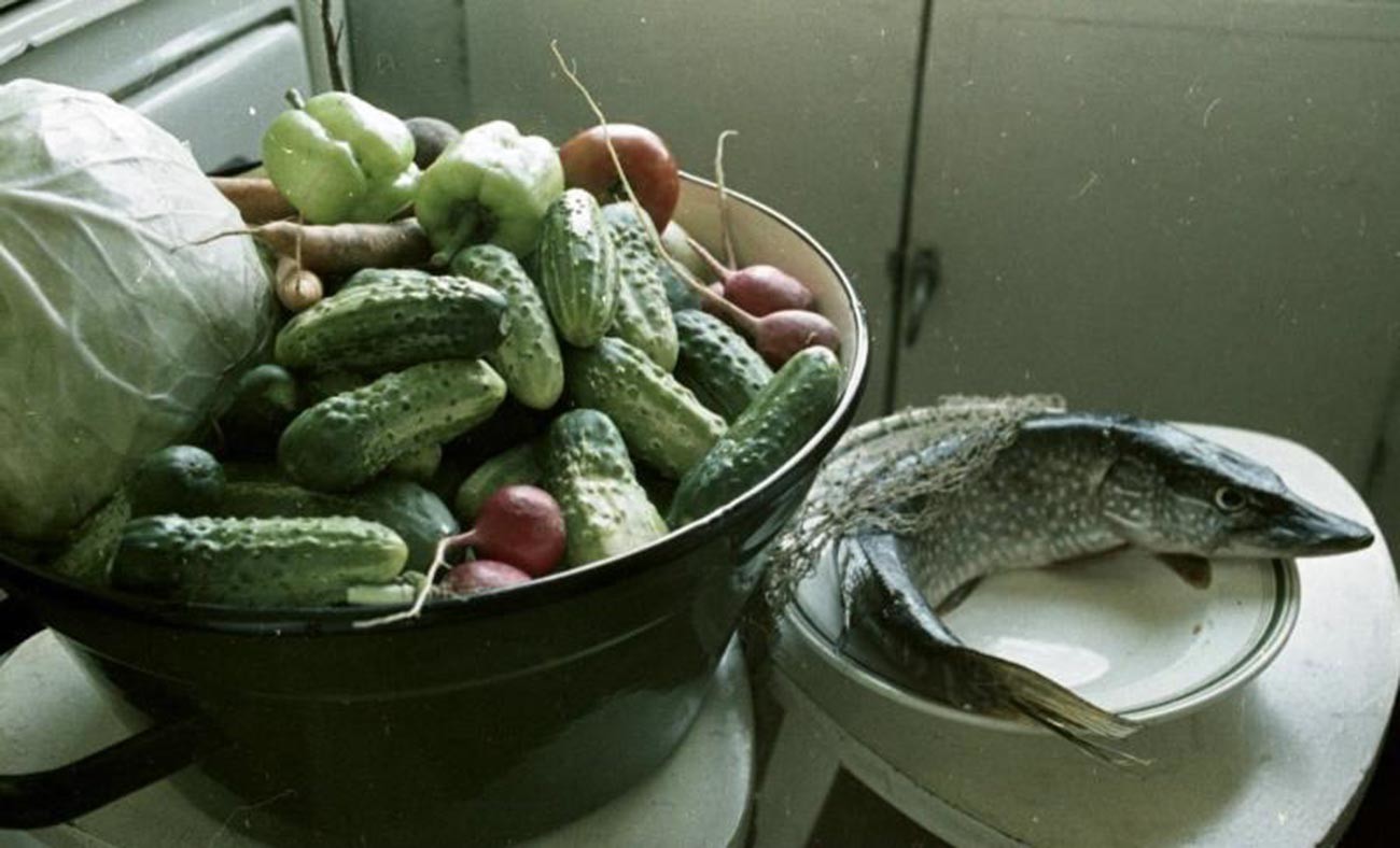 ‘En la cocina’: Verduras a punto de ser marinadas y pescado a punto de ser ahumado (1967).