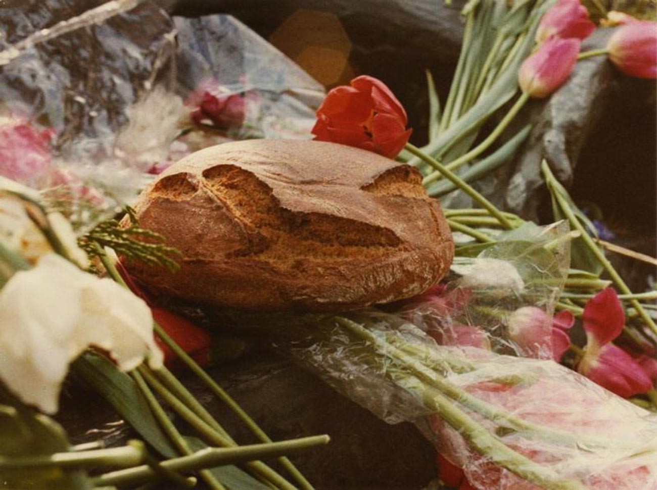 Si quieres hacerle una foto a un pan, ponlo sobre un lecho de flores, por supuesto. ¡Y no tires el envoltorio! (años 70).
