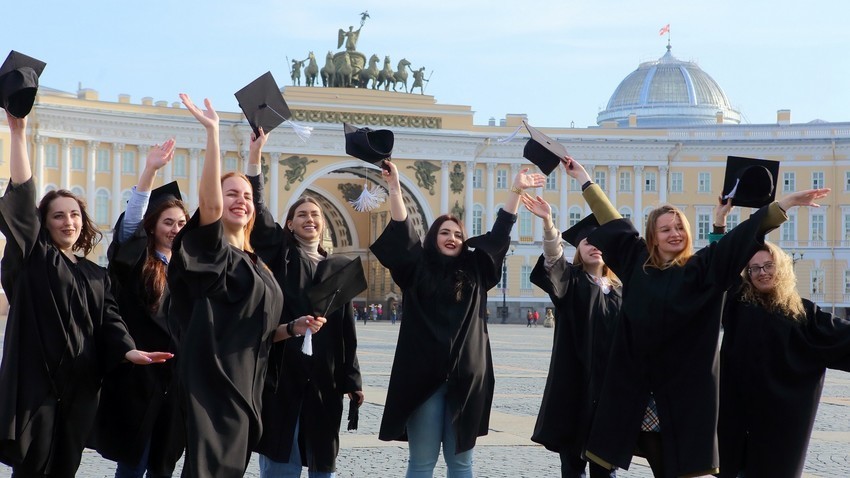Estudiantes en la Plaza del Palacio de San Petersburgo
