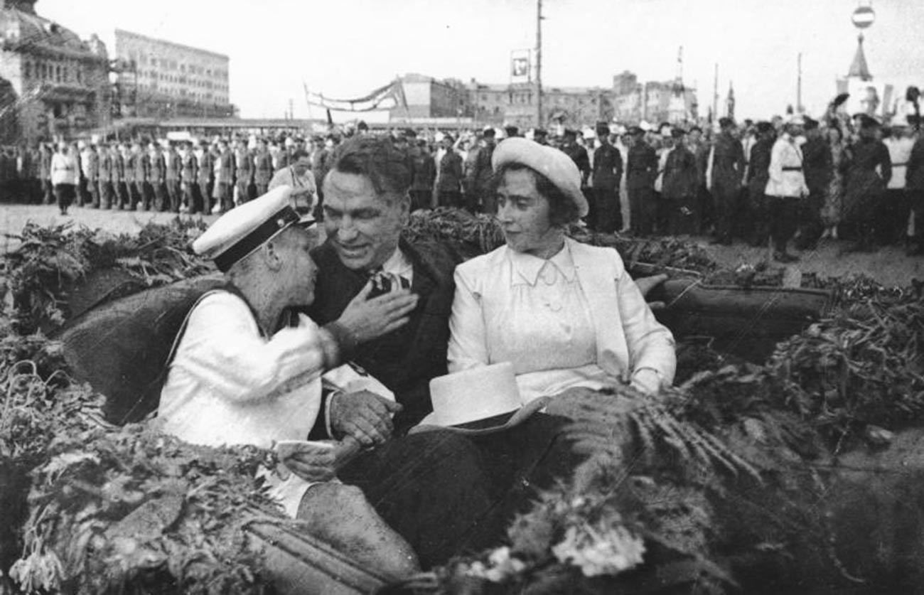Tschkalow mit seiner Frau und seinem Sohn