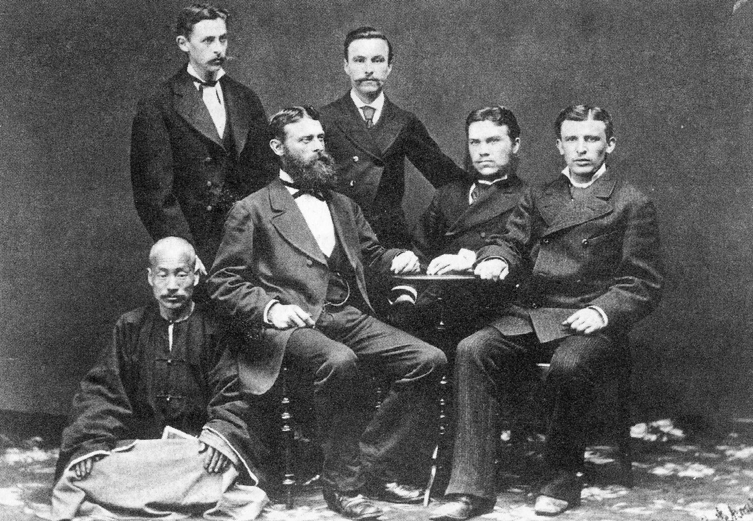 「クンストとアリベルス」の幹部、1880年。テーブルに座っている方（左側から）：グスタフ・アリベルス、グスタフ・クンスト、アドルフ・ダッタン