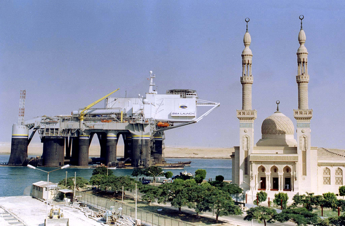 Die Startplattform „Odyssee“ bei der Ausfahrt aus dem Suezkanal Richtung Rotes Meer im Jahr 1998. Im Hintergrund eine Moschee. 