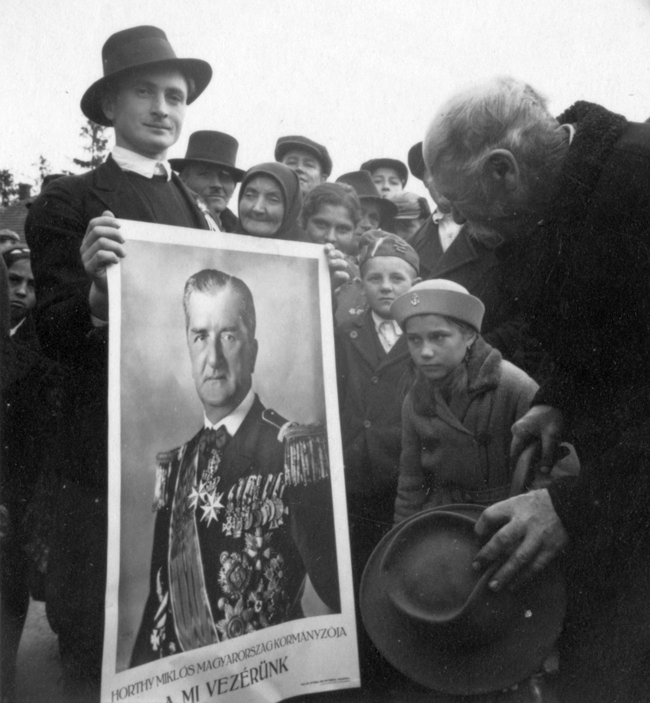 Плакат с изображением венгерского лидера Миклоша Хорти.