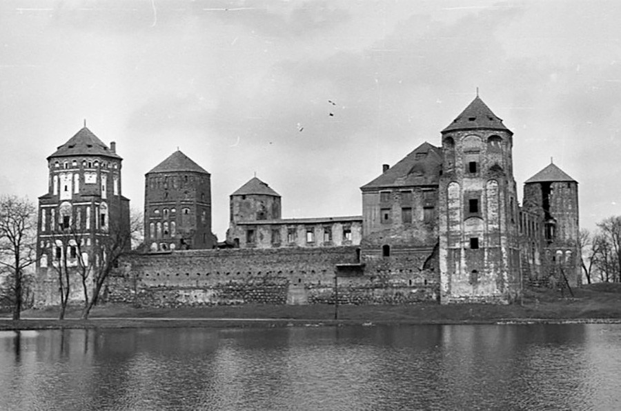 　16世紀建立のミール城には、第二次世界大戦中ドイツ軍がユダヤ人のゲットーを作った。その後ここには芸術家の協同組合ができ、1970年代末から1980年初頭にかけてようやく城の再建が始まった。写真は1978年の様子。