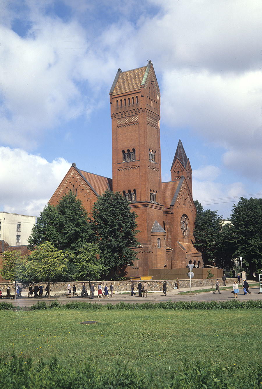 　ミンスクの赤い教会（聖シメオン・聖エレーナ教会）は1905年に建立された。ソ連時代には映画館にされ、それから映画人会館と映画博物館になった。ソ連崩壊後、教会としての役割を取り戻した。写真は1983年の様子。