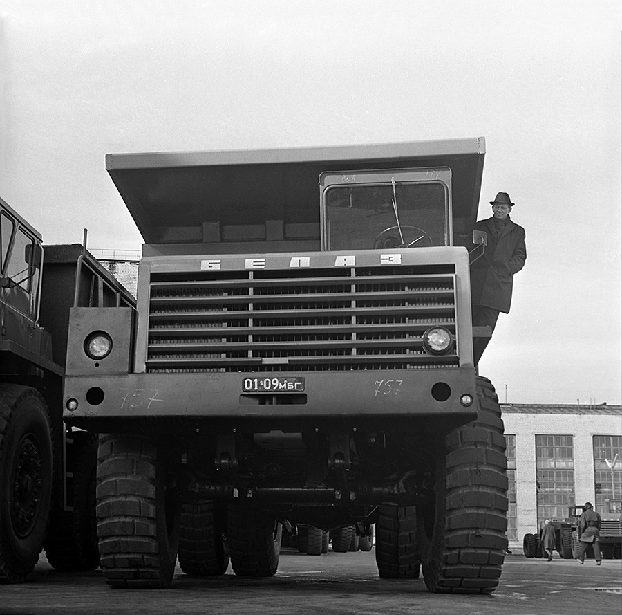 ベラルーシ自動車工場の大型ダンプカーBelAZ-548