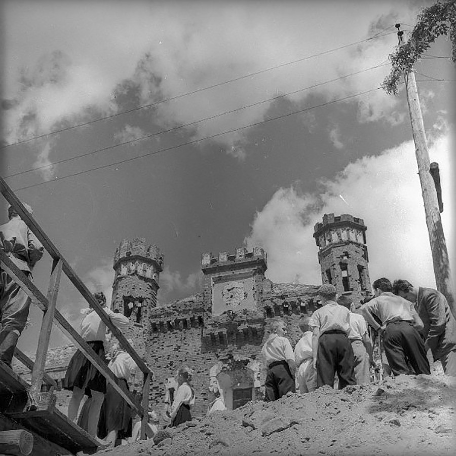 ブレスト要塞の前に立つピオネールら。1960年代