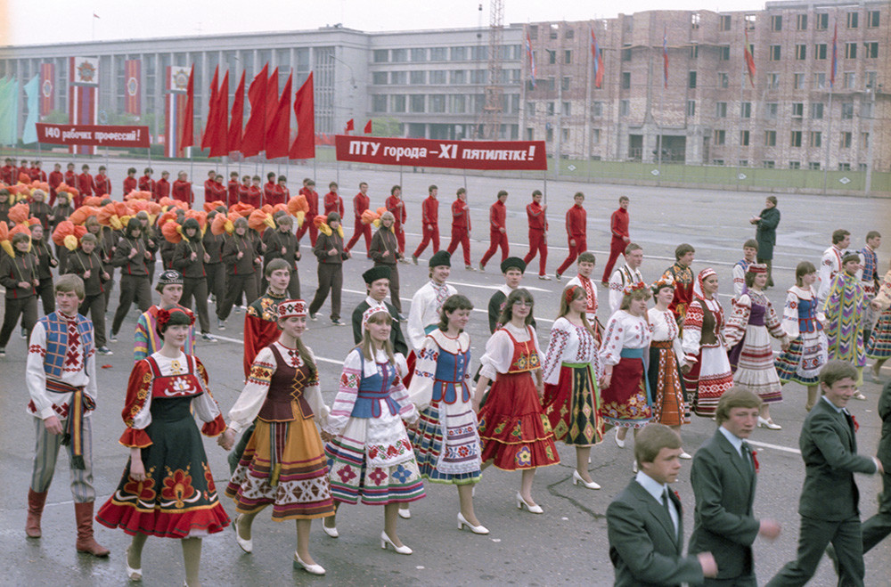 メーデーのデモに参加するミンスク市民。1983年