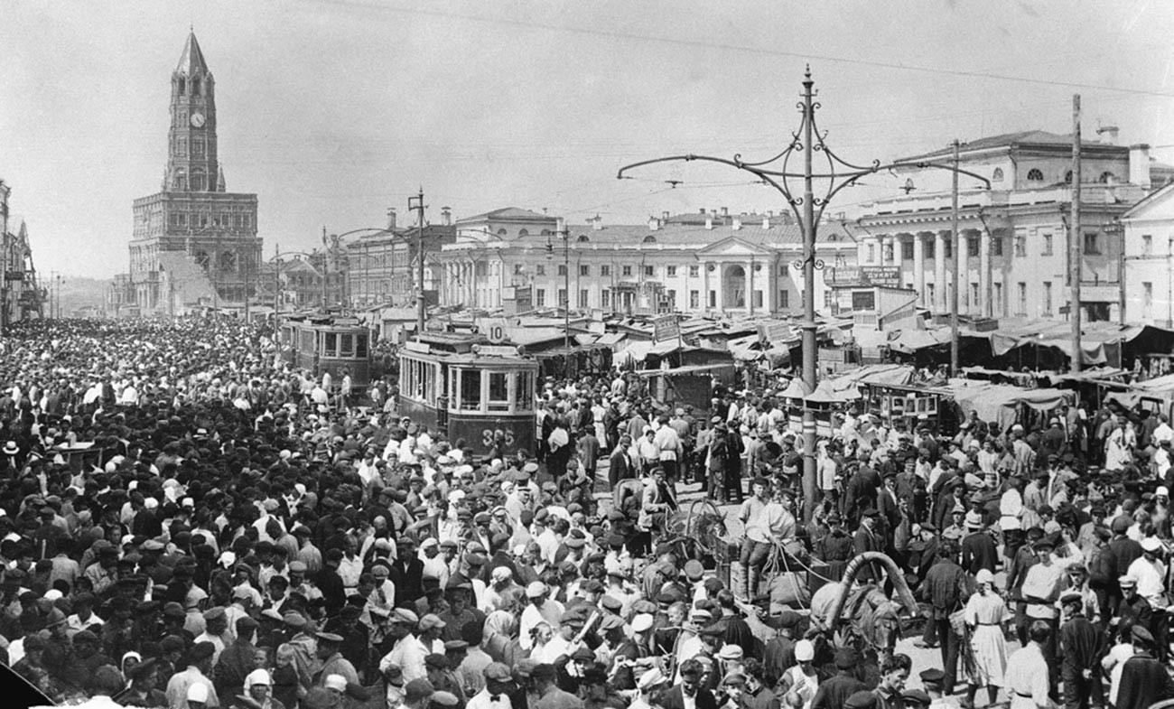 Вид на Сухаревский рынок и Сухареву башню. 1920-е 