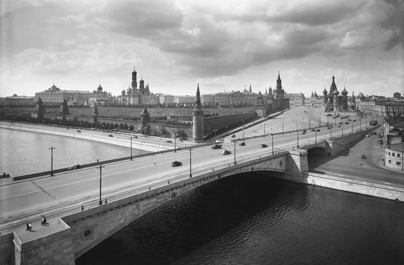 Вид на Москворецкий мост и Московский Кремль. 1939