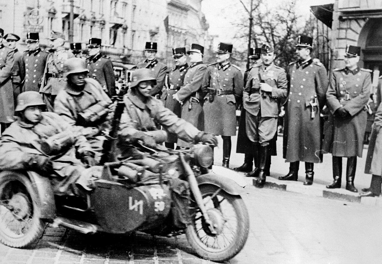 Втора светска војна. Унгарски офицери формираат почесна стража за германската армија која минува низ Будимпешта за да ја окупира Југославија, април 1941 година.