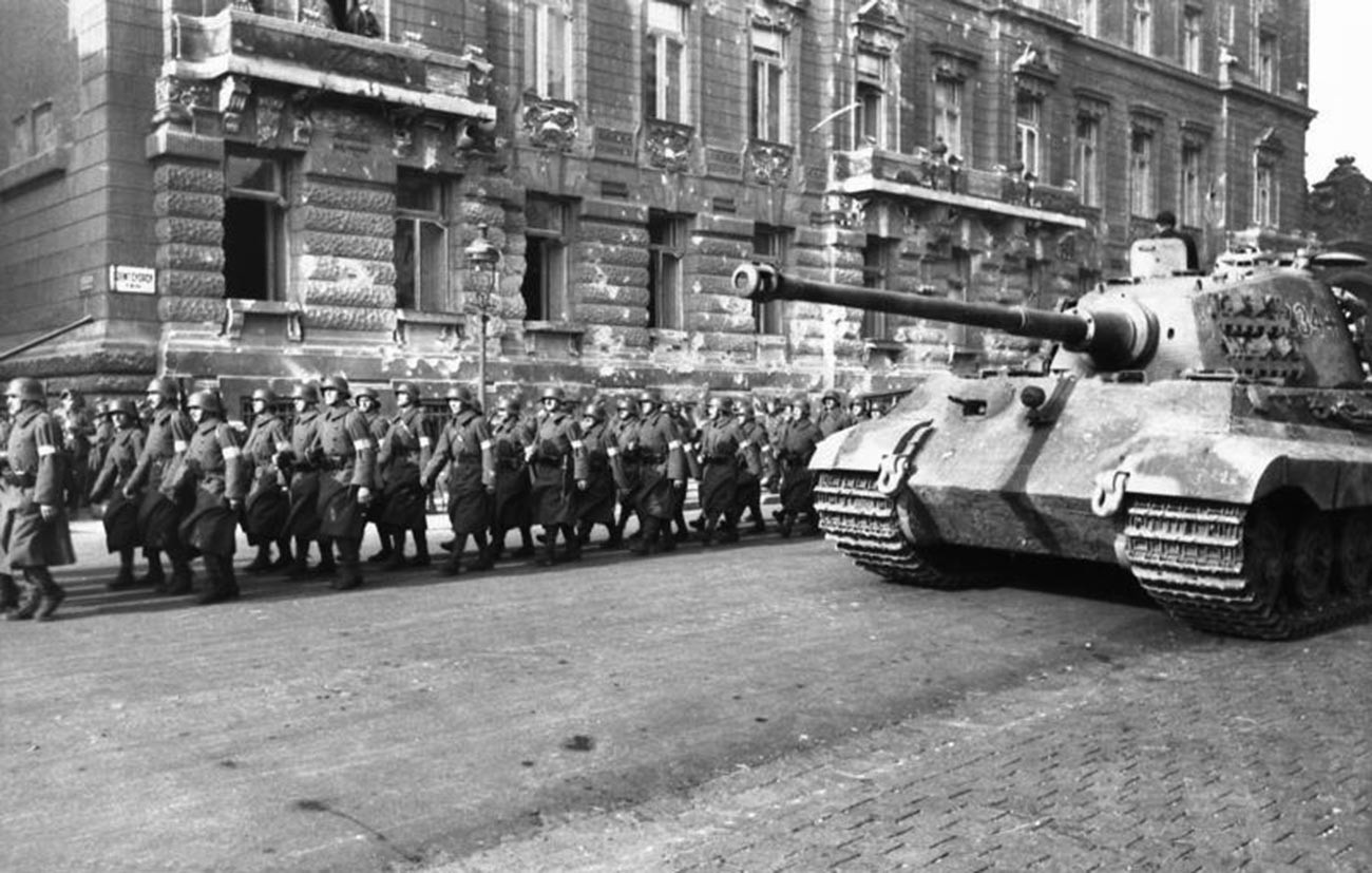 Унгарска единица на „Партијата на стреластиот крст“ и германски тенк Tiger II во Будимпешта, октомври 1944 година.
