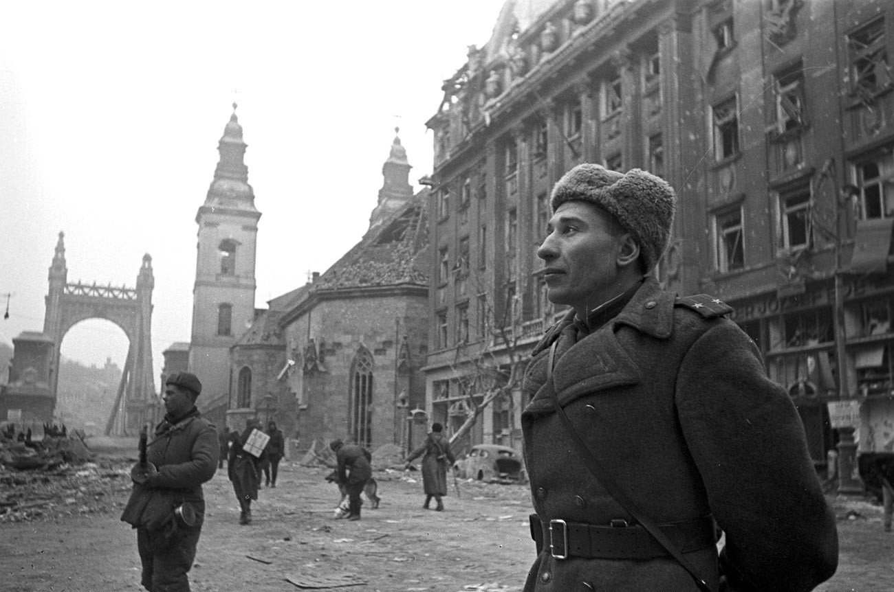 Советски војници во Будимпешта, 1945 година.
