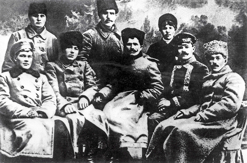 Wassili Tschapajew (in der Mitte)