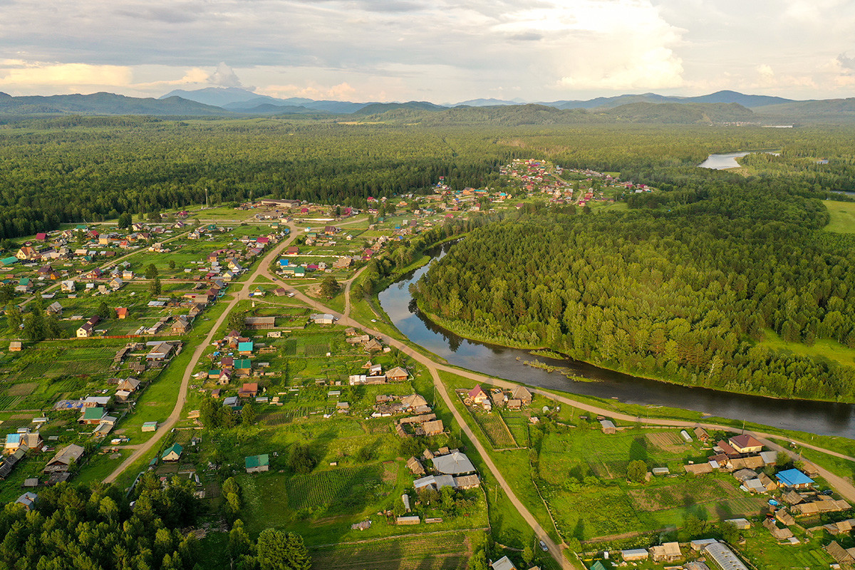 Виды деревни Петропавловка в Красноярском крае, где живут последователи.