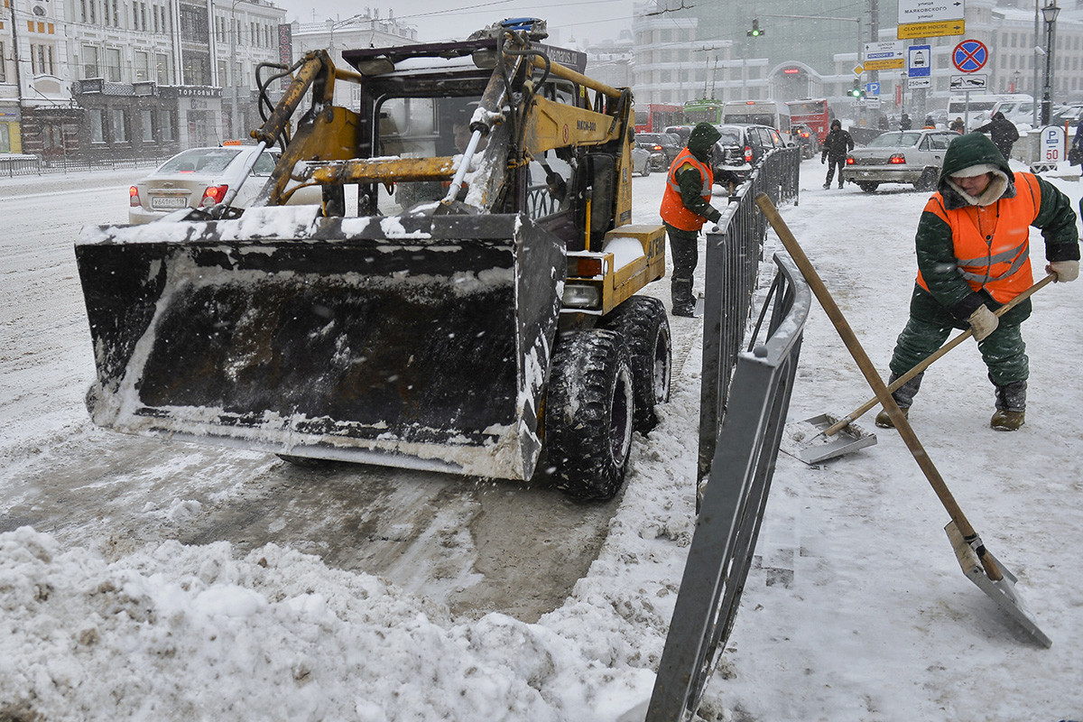 Uomini al lavoro per pulire la neve dalle strade di Kazan 