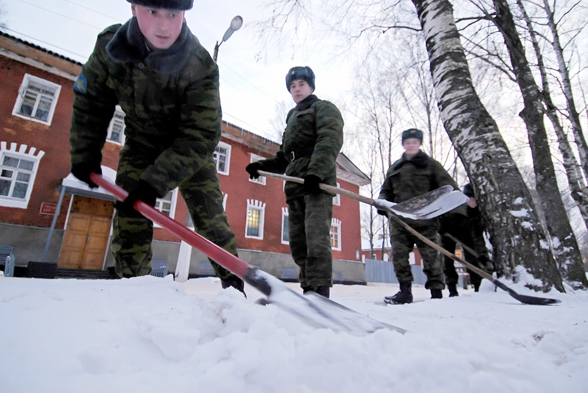 Militari spalano la neve nella caserma del villaggio di Novoselitsij, nella regione di Novgorod