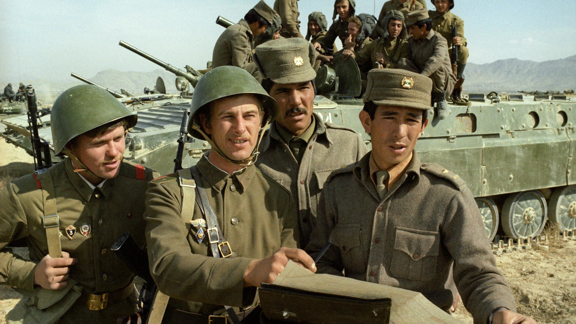 Совјетски и авганистански војници.
