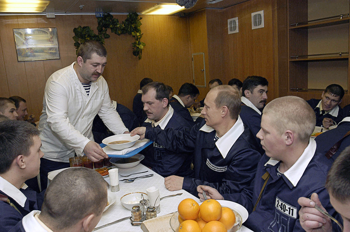 Il presidente russo Vladimir Putin fa visita ai marinai della Flotta del Nord, 2004