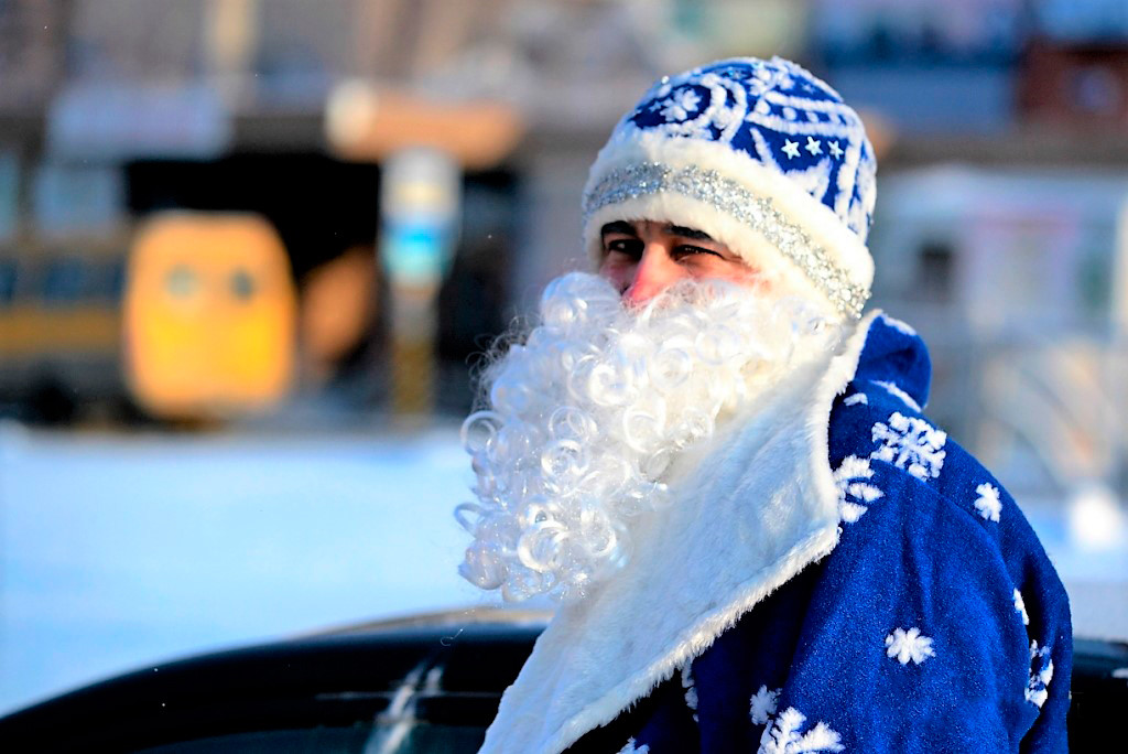 Мурод в костюме Деда Мороза.